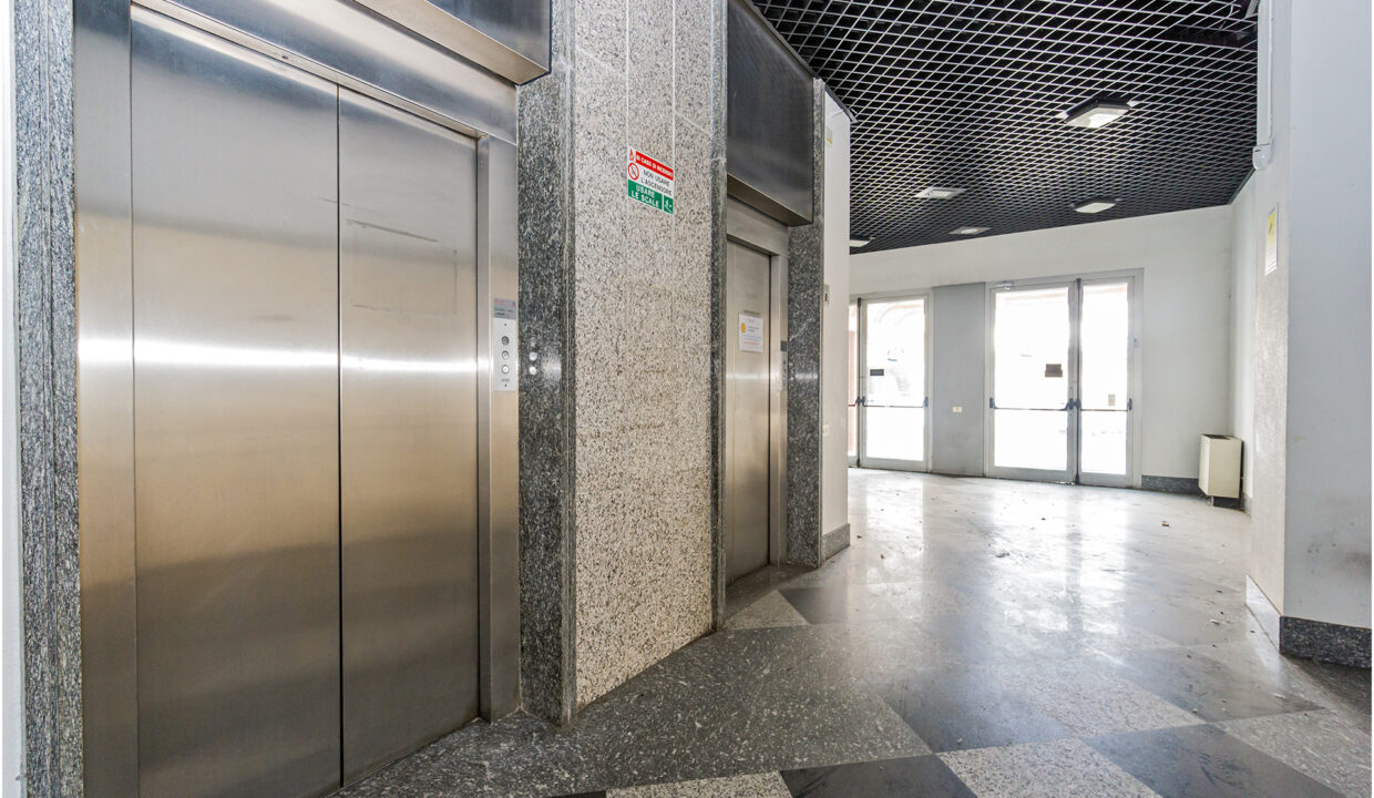 Compendio immobiliare a Lecco con destinazione commerciale ascensori
