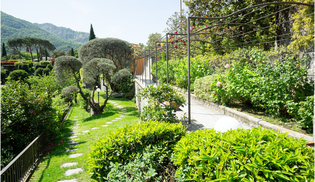 Villa lago Como Malgrate giardino