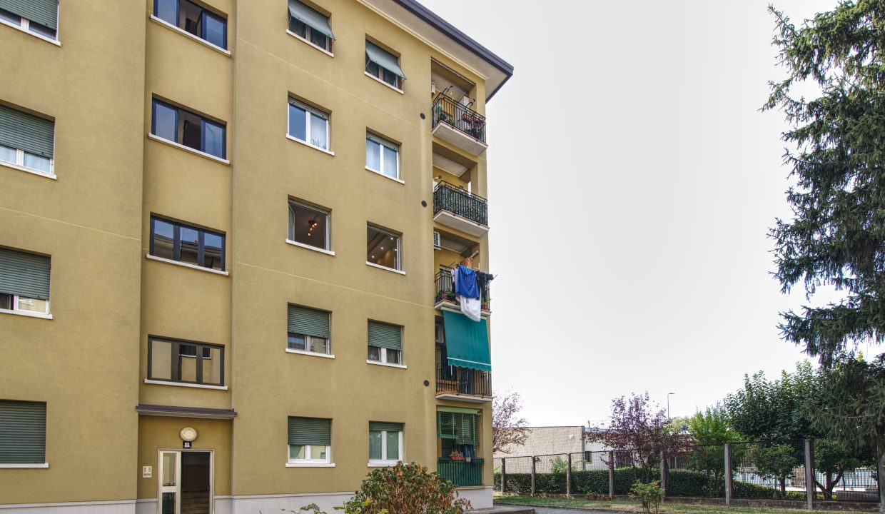 Trilocale Milano con balcone vicinanze Villa Scheibler facciata