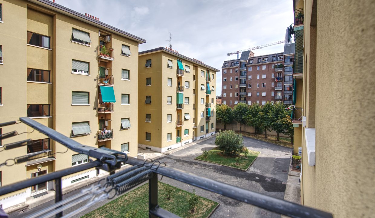 Trilocale Milano con balcone vicinanze Villa Scheibler