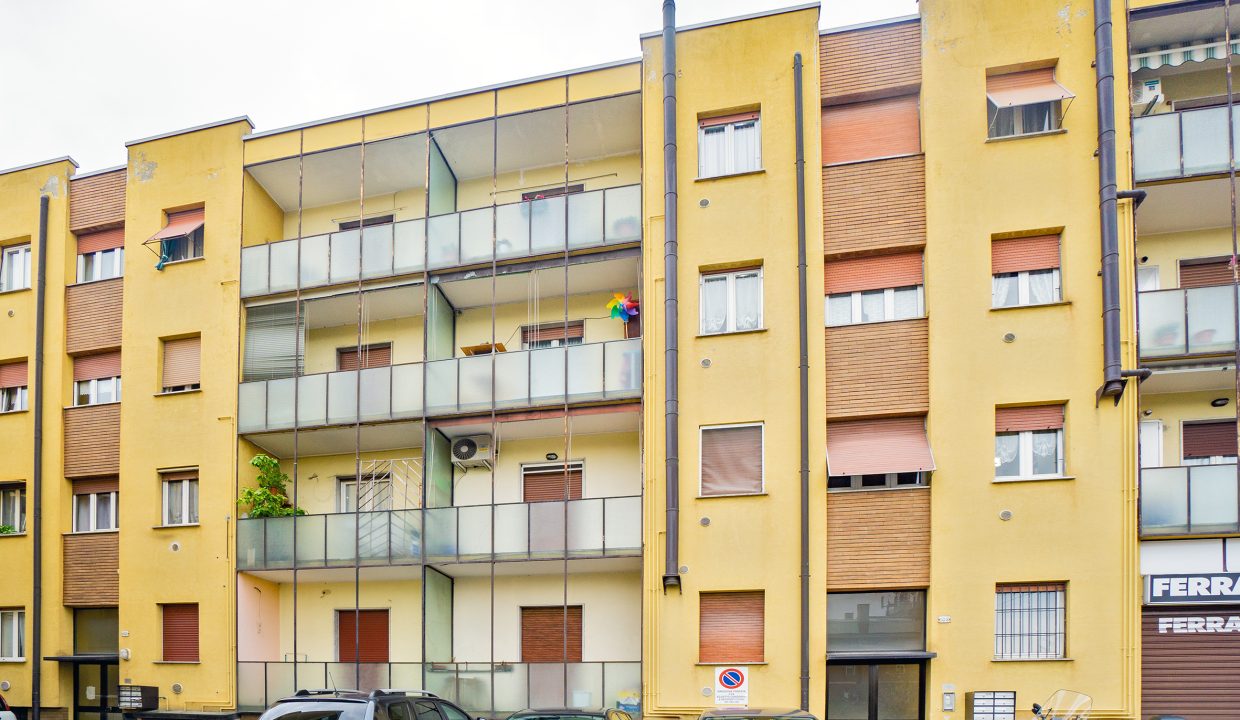 Bilocale a Lecco con due balconi
