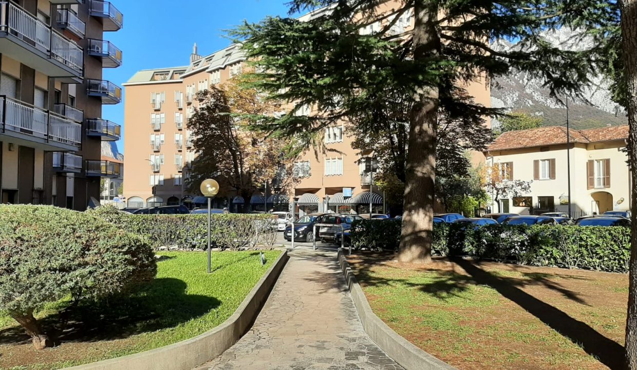 Trilocale centro Lecco con balconi giardino