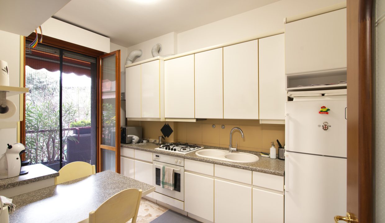 trilocale Milano con terrazzi e due servizi cucina