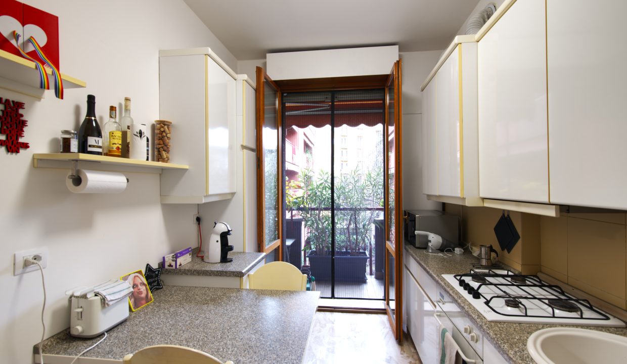 trilocale Milano con terrazzi e due servizi cucina 2
