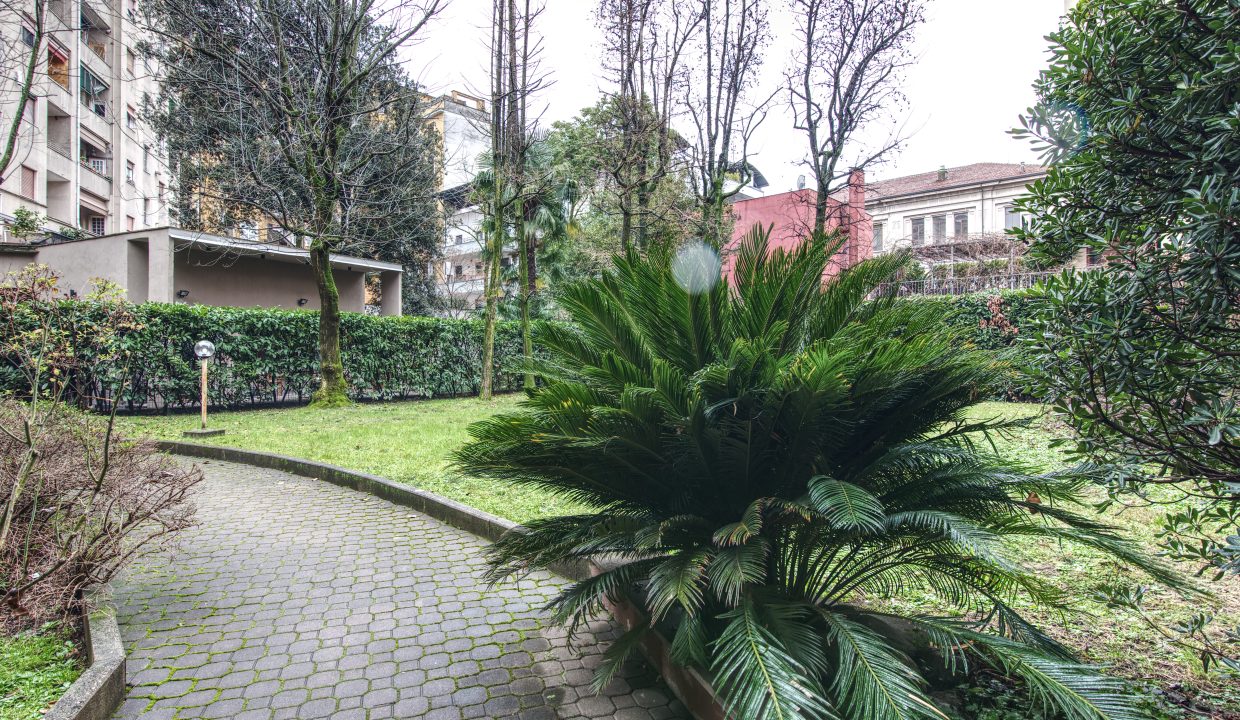 trilocale Milano con terrazzi e due servizi giardino