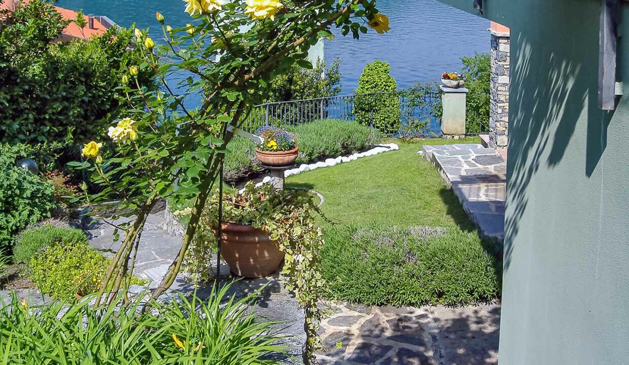 Villa bifamiliare con giardino vista lago Mandello