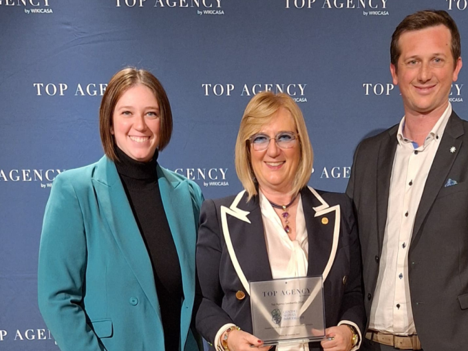 Top Agency 2024 Wikicasa Centro Servizi Immobiliari prima agenzia per fatturato a Mandello del Lario Loretta Lazzarini Ilaria Mauri Davide Mauri