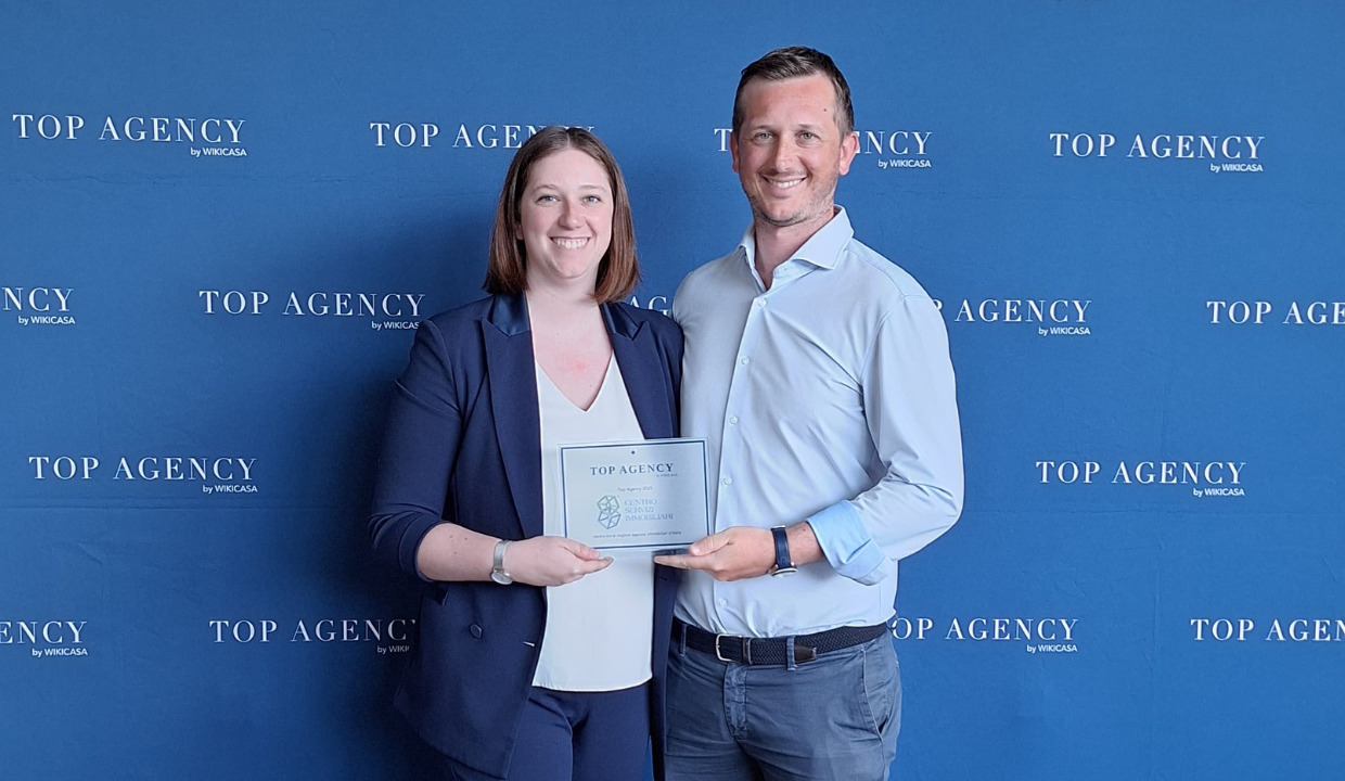 Premio Top Agency 2025 Wikicasa Centro Servizi Immobiliari tra le migliori agenzie d’Italia Ilaria Mauri e Davide Mauri