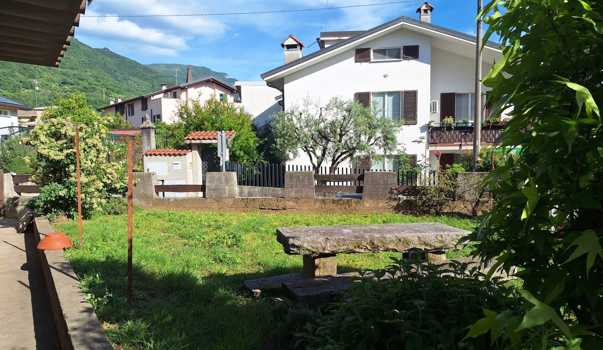 QUADRILOCALE A MANDELLO CON GIARDINO (10)
