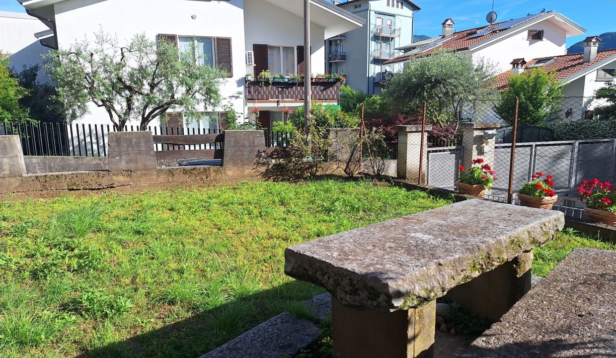 QUADRILOCALE A MANDELLO CON GIARDINO (12)
