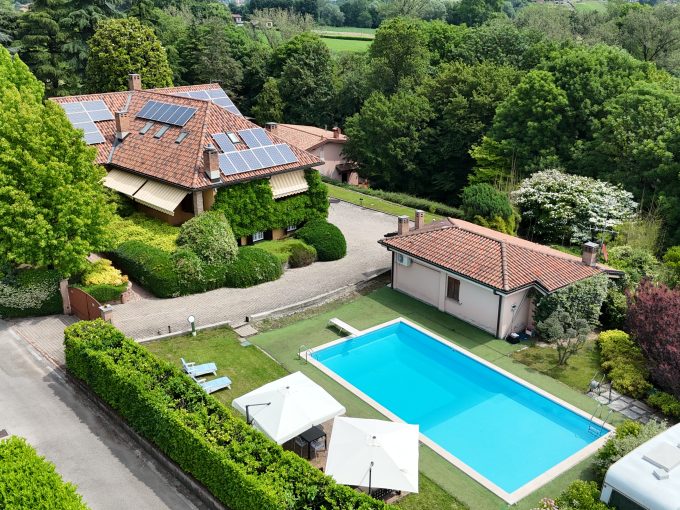 VILLA CON PISCINA COMO