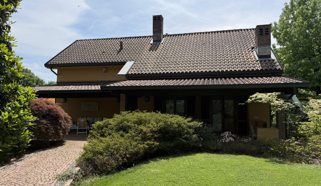 05 VILLA A MERONE CON PISCINA