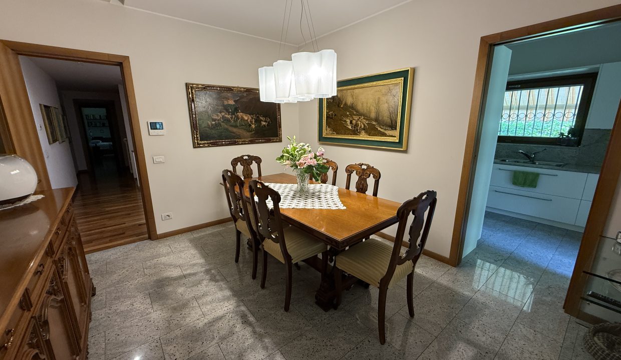 11 VILLA A MERONE CON PISCINA