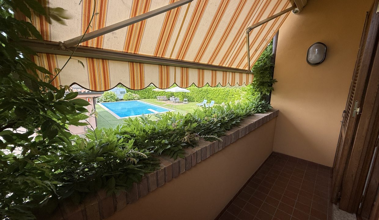 16 VILLA A MERONE CON PISCINA