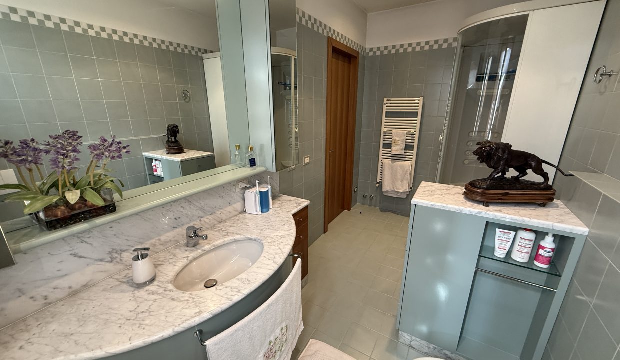 17 VILLA A MERONE CON PISCINA