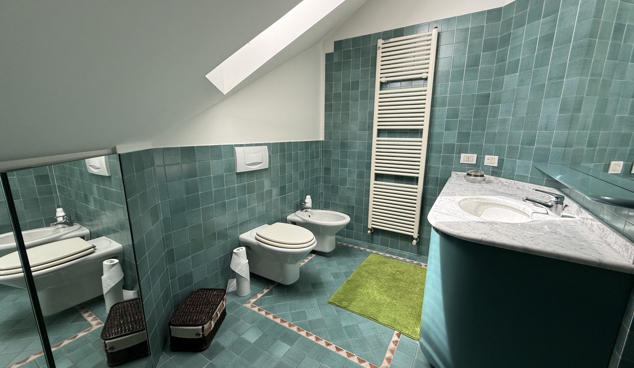 27 VILLA A MERONE CON PISCINA