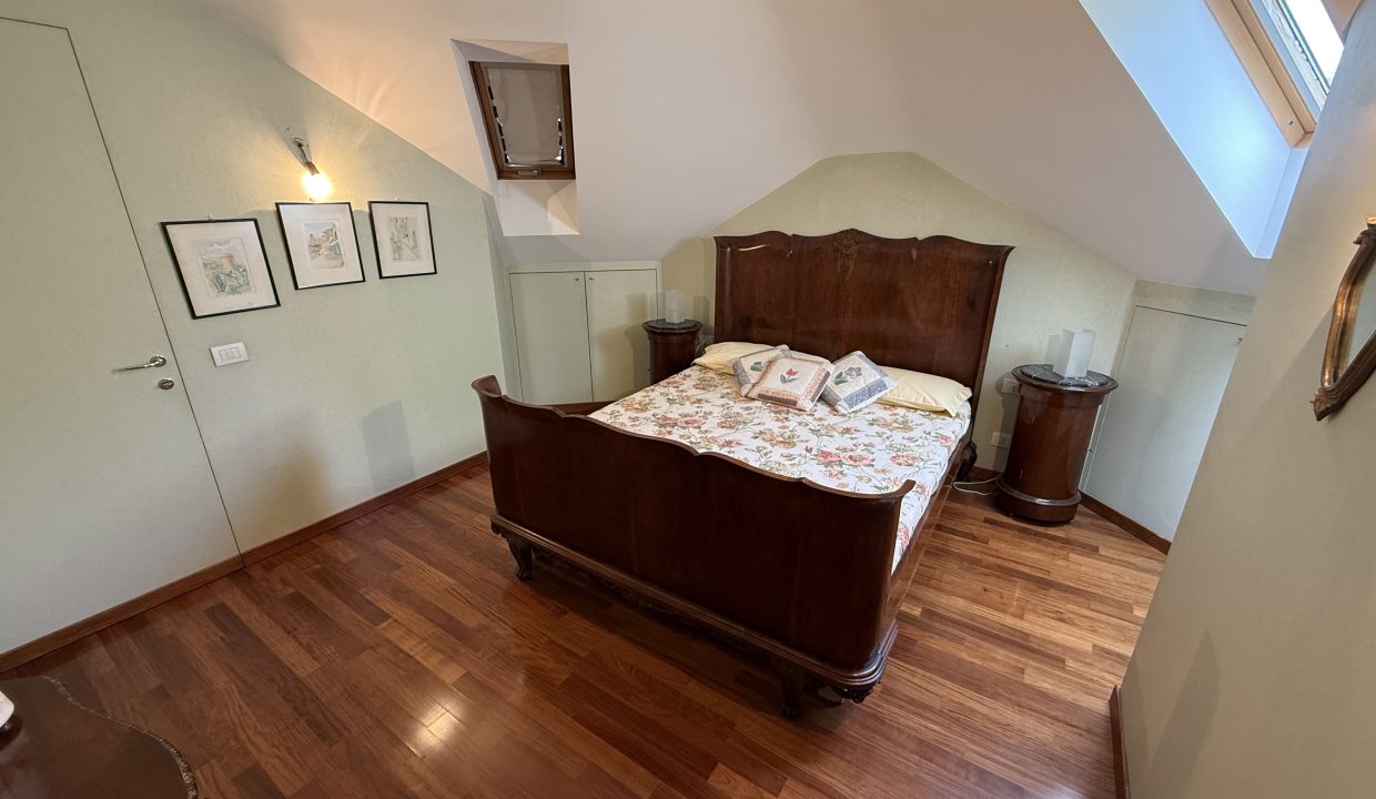 28 VILLA A MERONE CON PISCINA