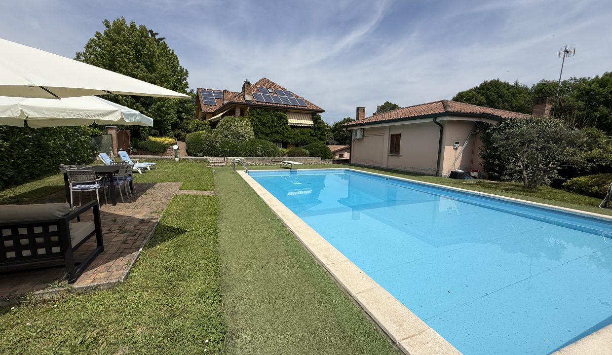 29 VILLA A MERONE CON PISCINA