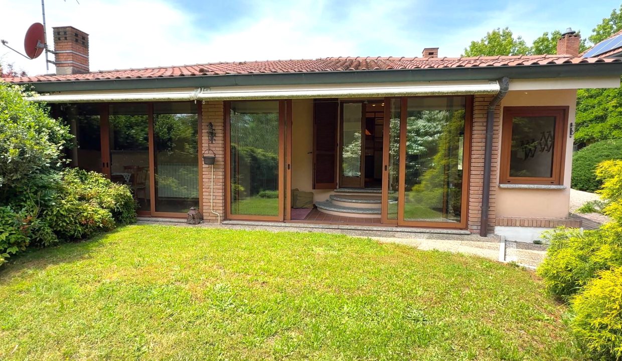 31VILLA A MERONE CON PISCINA