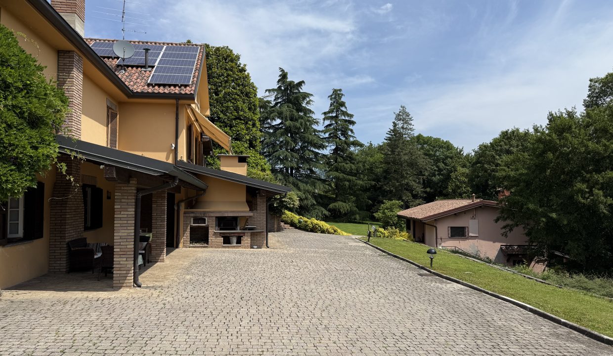 38 VILLA A MERONE CON PISCINA