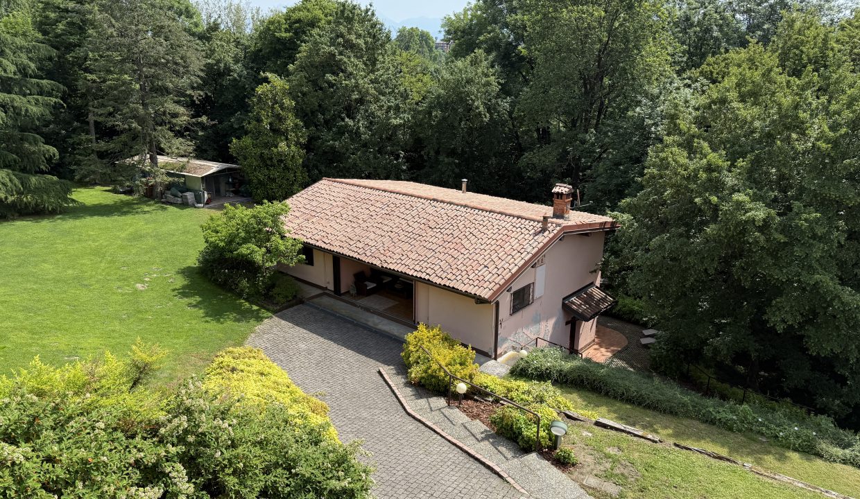39 VILLA A MERONE CON PISCINA
