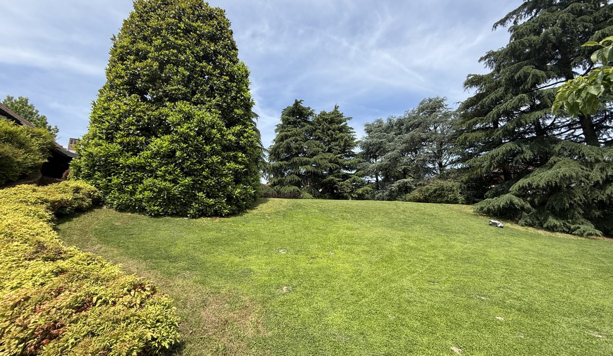 40 VILLA A MERONE CON PISCINA