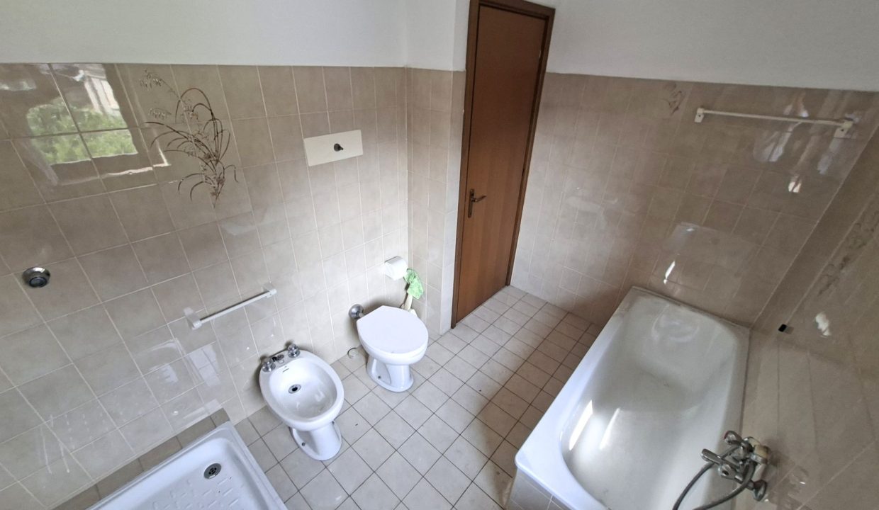 QUADRILOCALE CON BALCONI VERCURAGO (24)