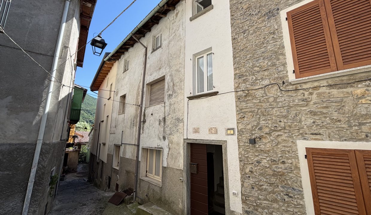 TRILOCALE A MANDELLO DEL LARIO (11)