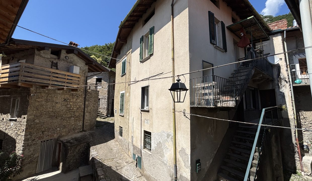TRILOCALE A MANDELLO DEL LARIO (26)
