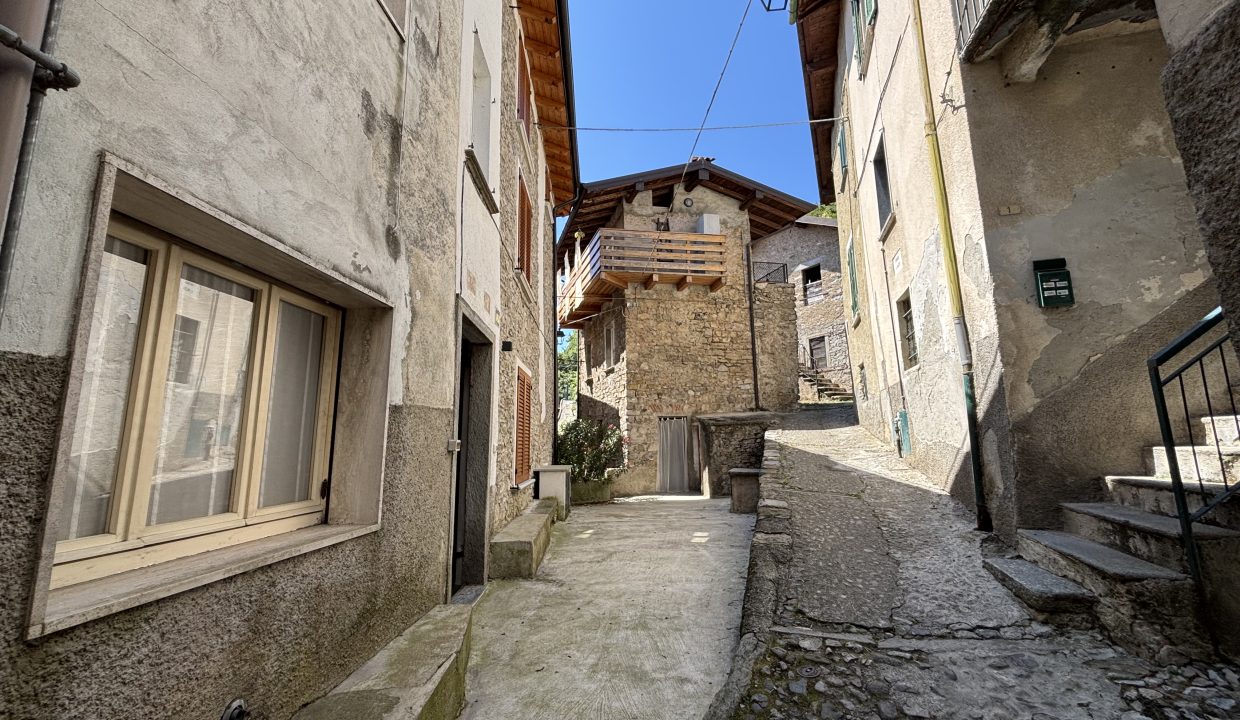 TRILOCALE A MANDELLO DEL LARIO (6)