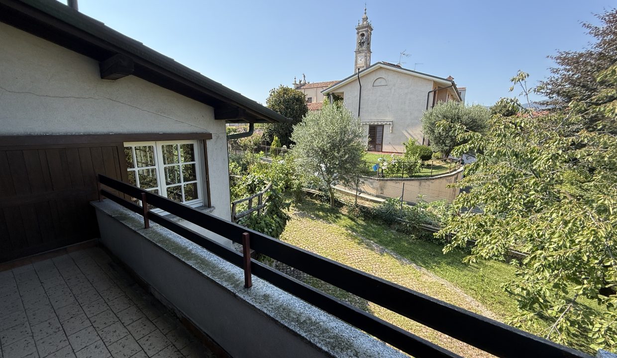 VILLA A MERATE CON GIARDINO 10