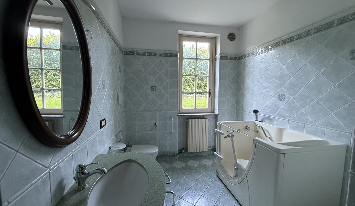 VILLA A MERATE CON GIARDINO 11