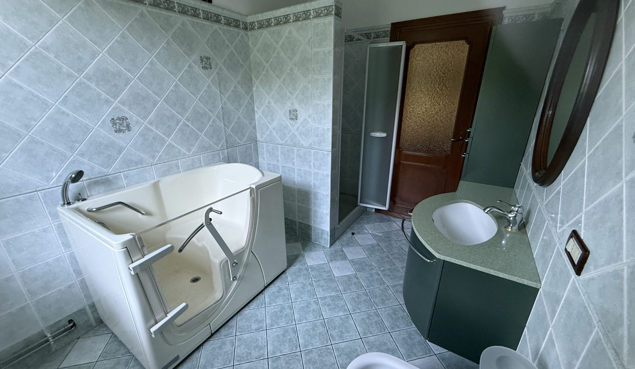 VILLA A MERATE CON GIARDINO 12