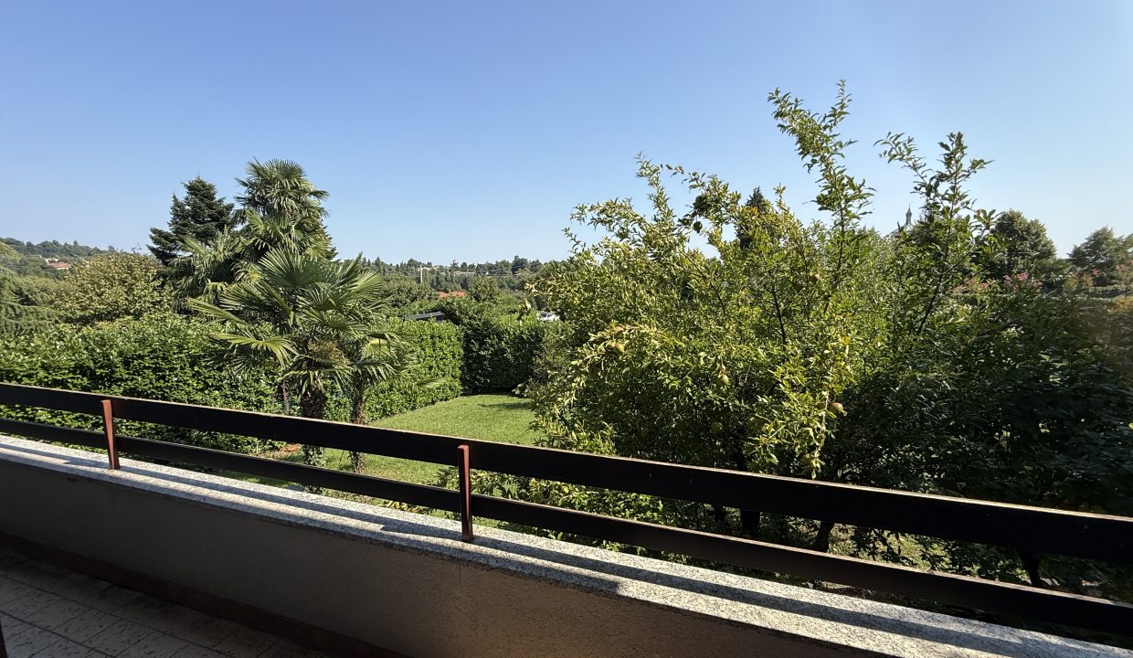 VILLA A MERATE CON GIARDINO 14