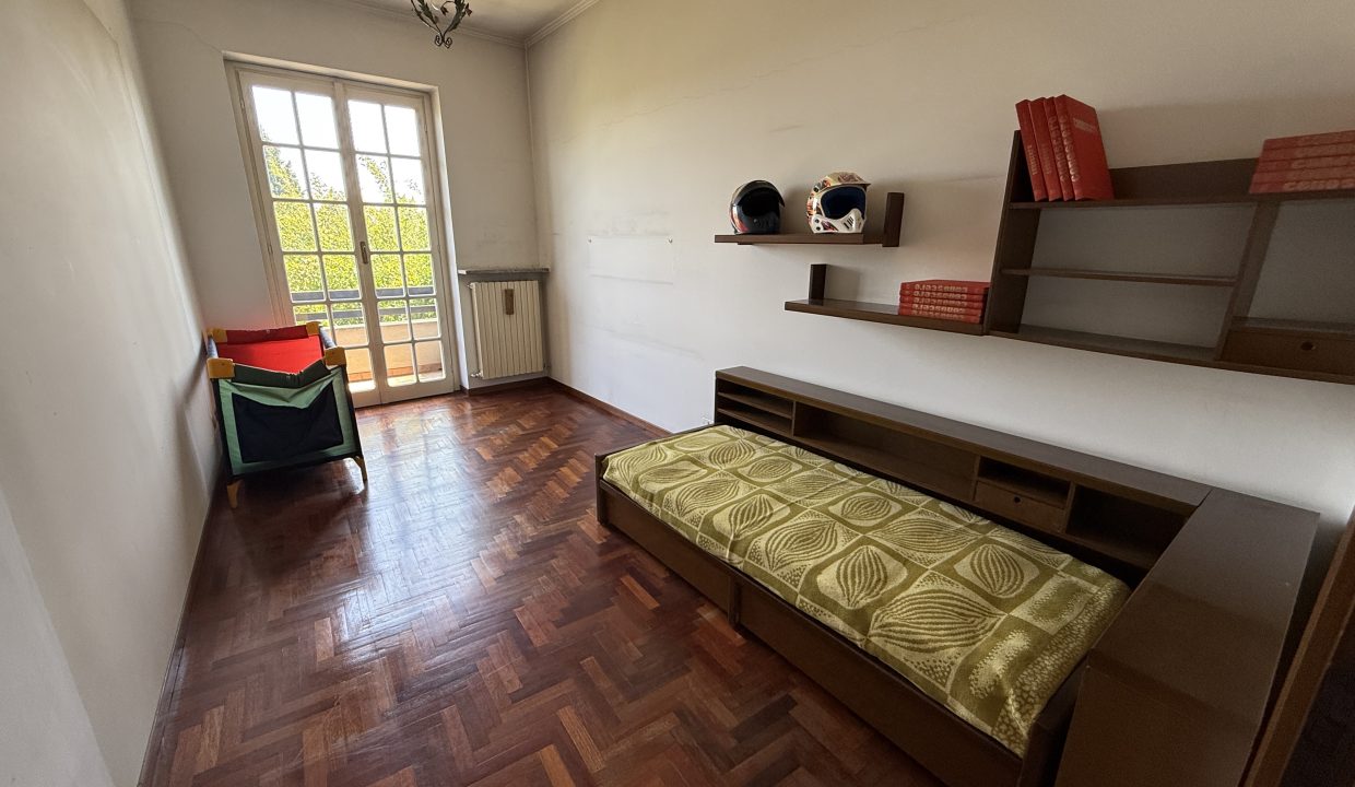 VILLA A MERATE CON GIARDINO 15