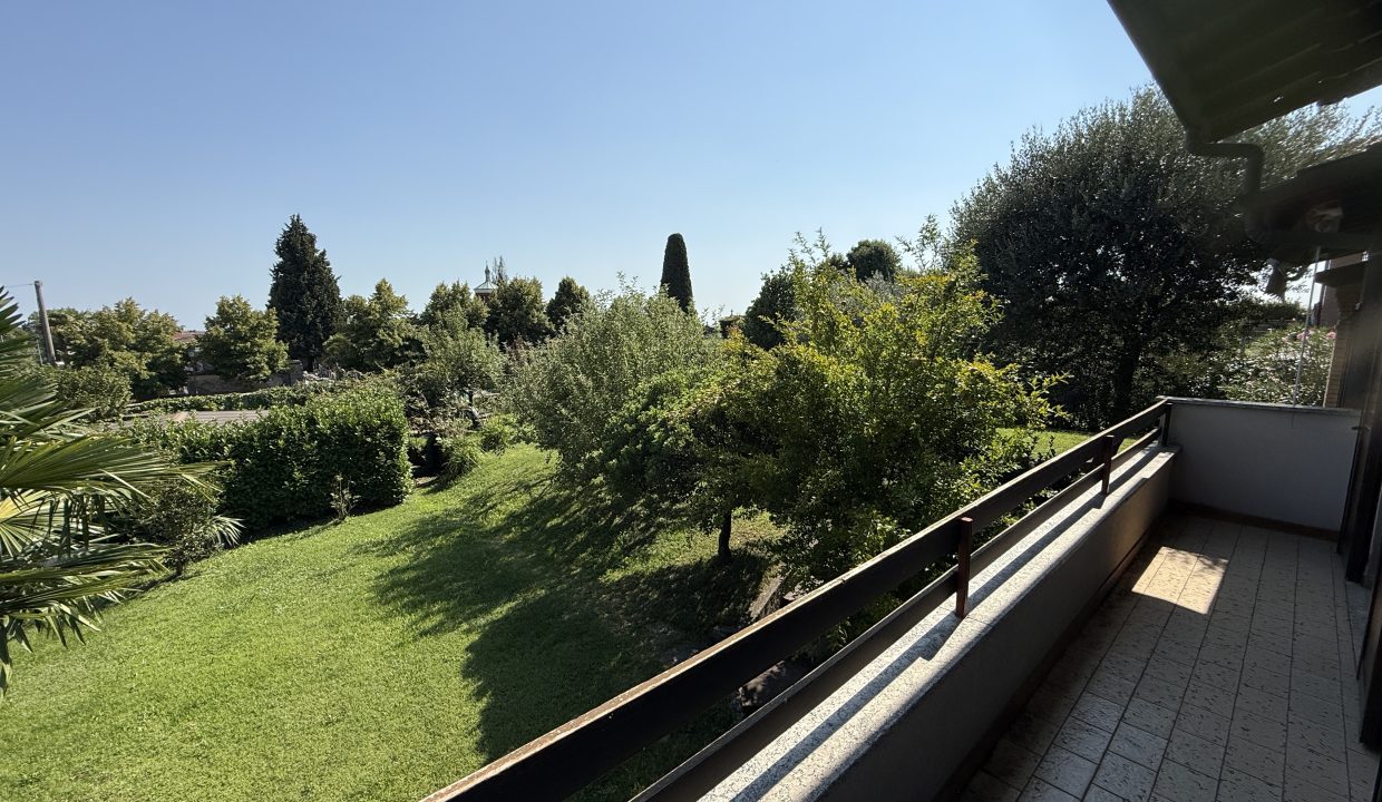 VILLA A MERATE CON GIARDINO 16
