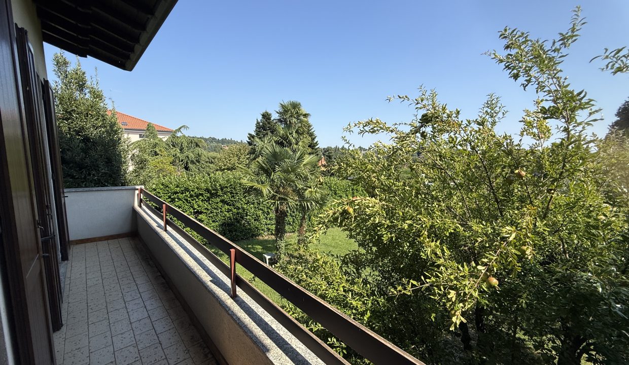 VILLA A MERATE CON GIARDINO 17