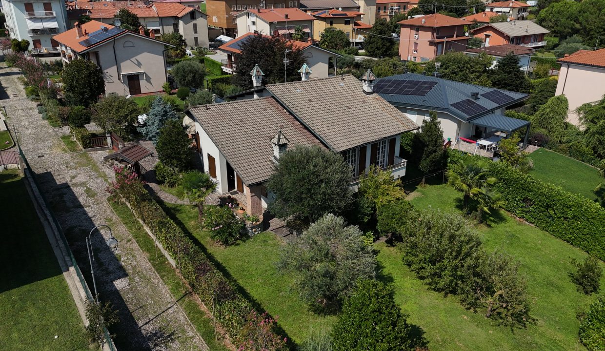 VILLA A MERATE CON GIARDINO