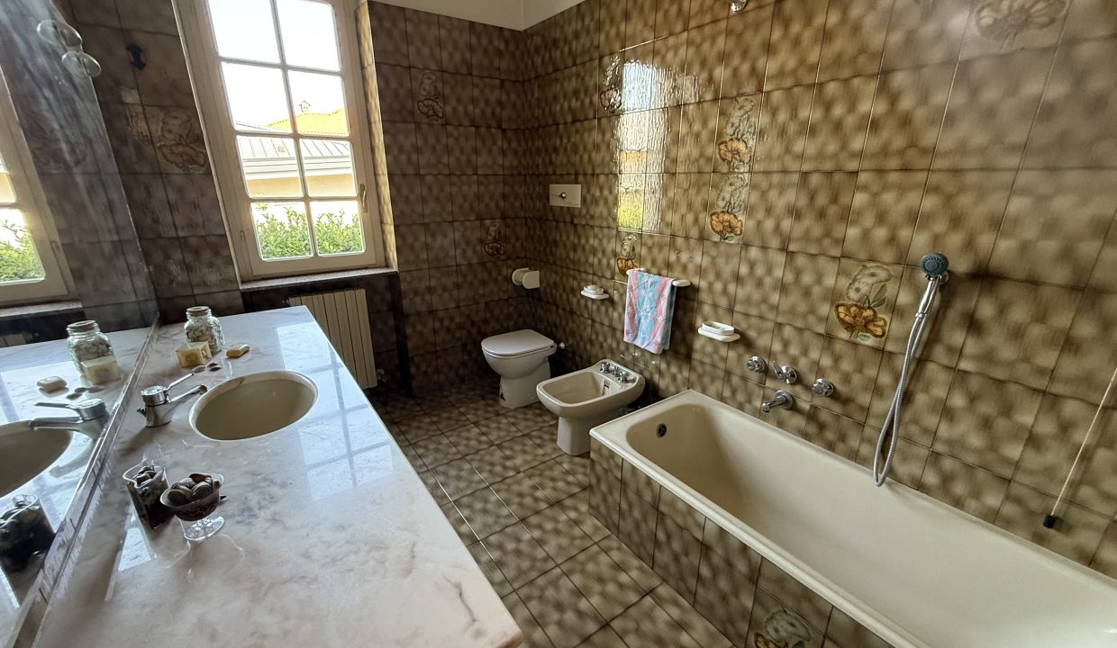 VILLA A MERATE CON GIARDINO 19
