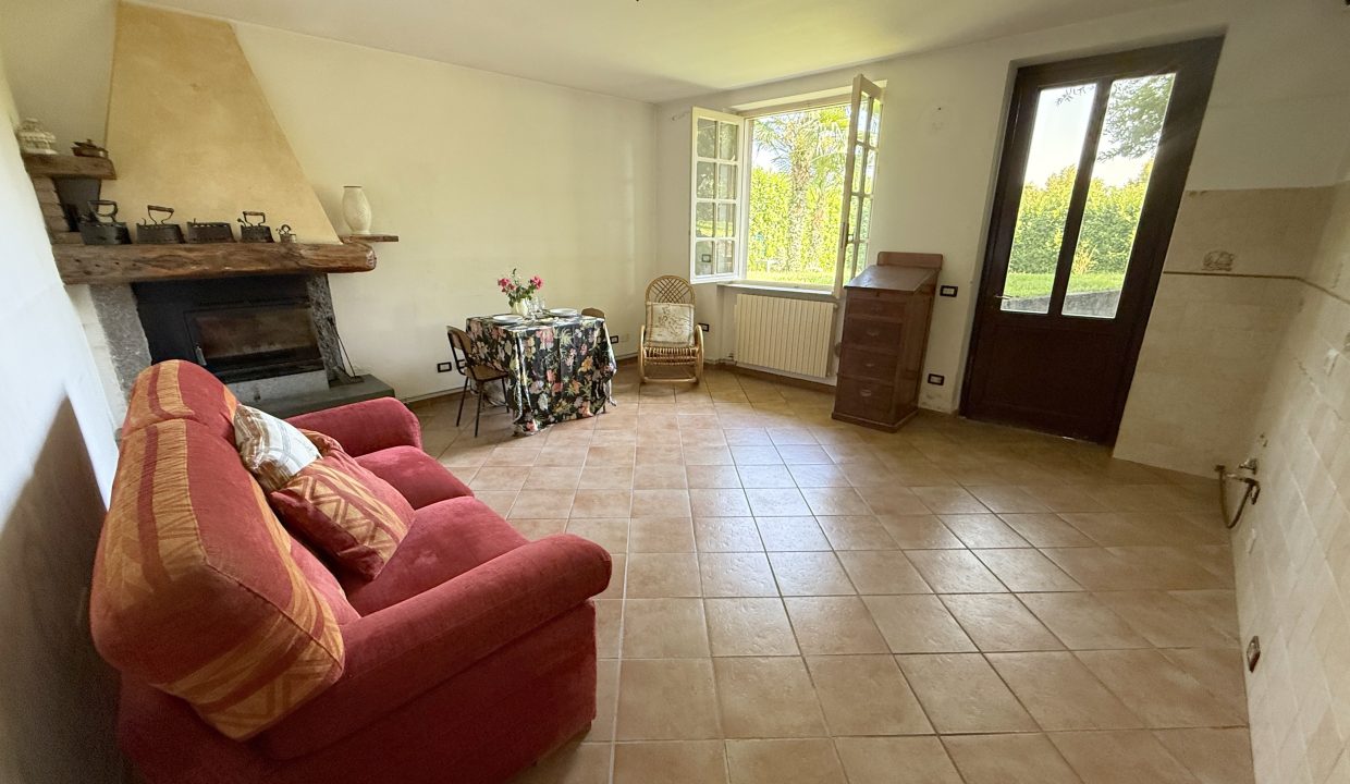 VILLA A MERATE CON GIARDINO 21