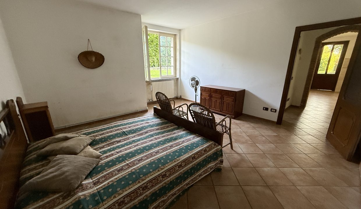 VILLA A MERATE CON GIARDINO 23
