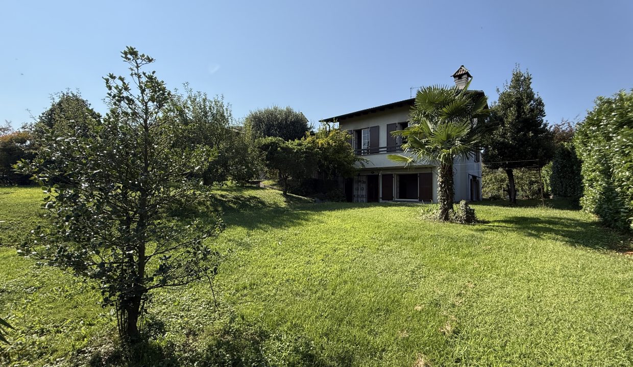 VILLA A MERATE CON GIARDINO 24