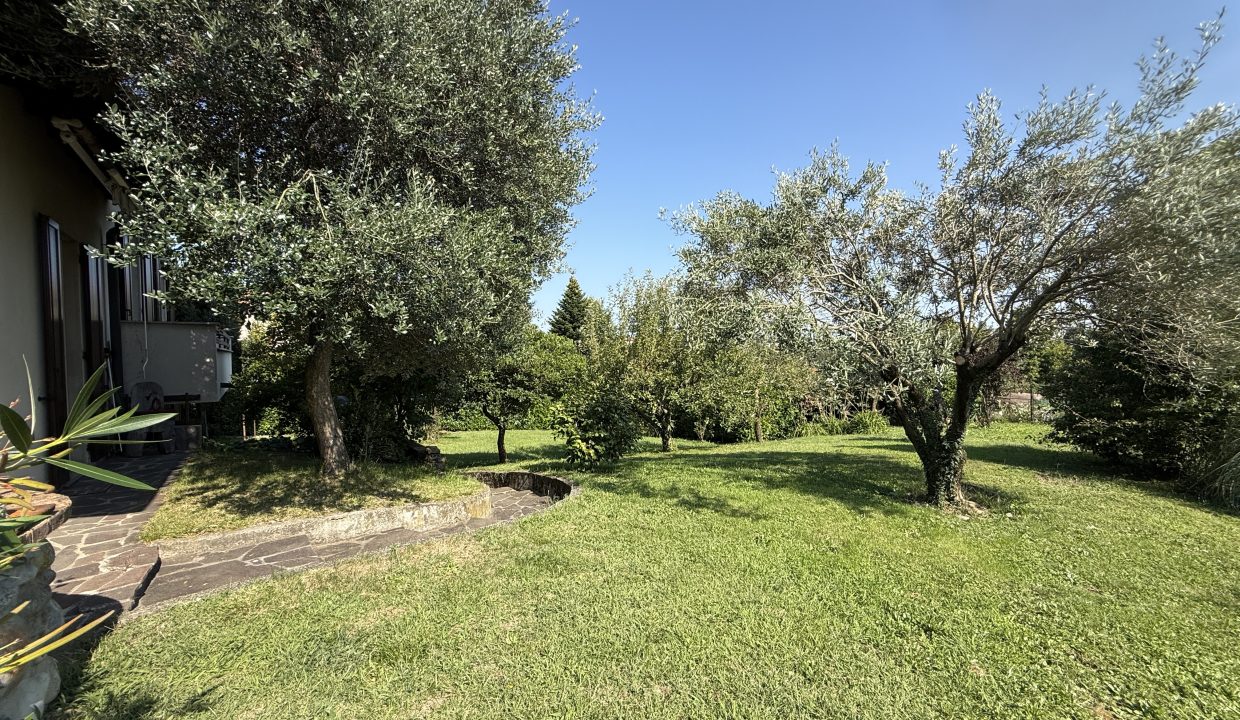 VILLA A MERATE CON GIARDINO 25