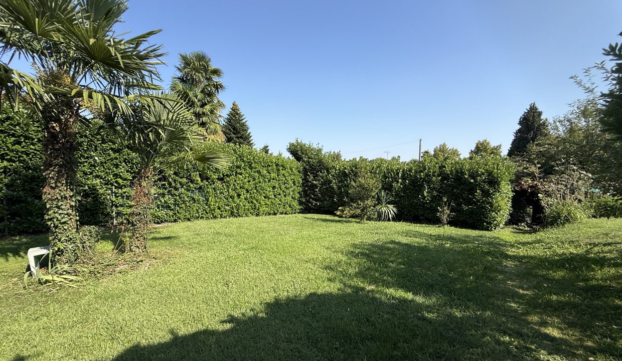 VILLA A MERATE CON GIARDINO 26