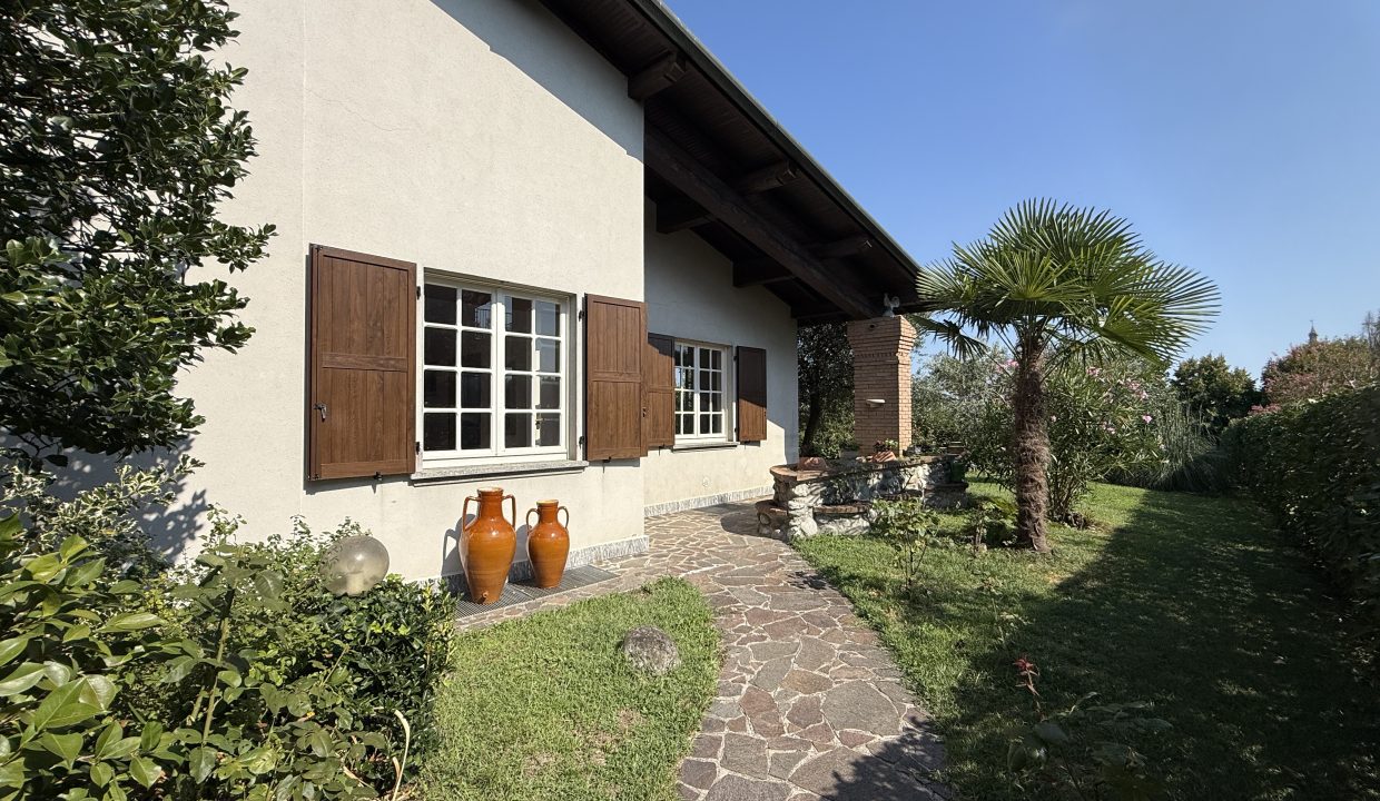 VILLA A MERATE CON GIARDINO 27