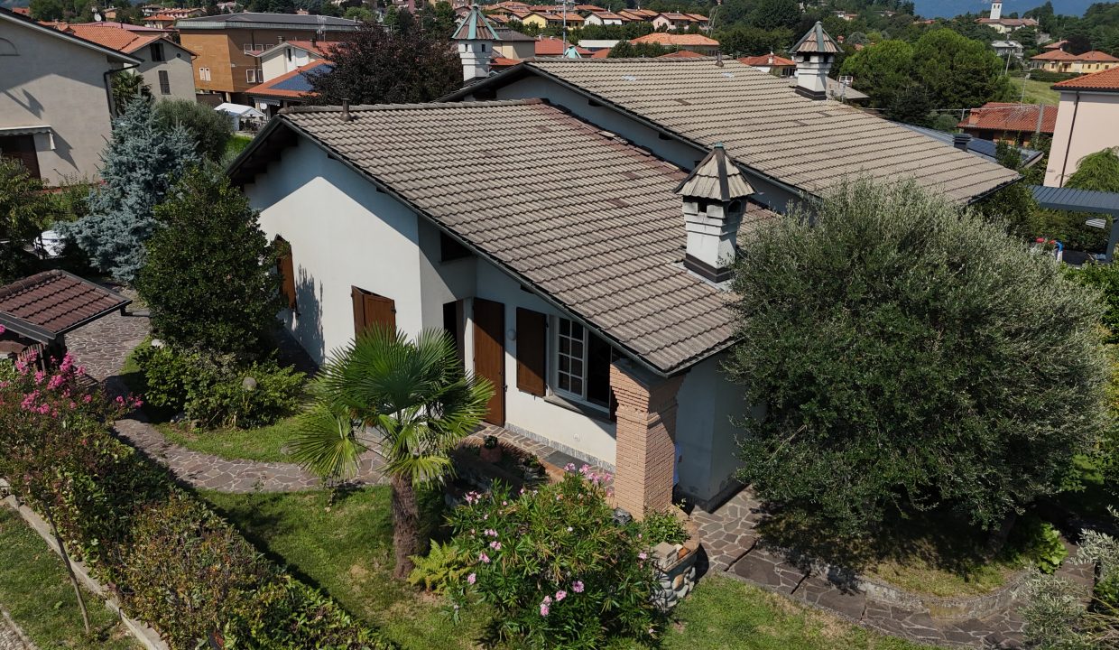 VILLA A MERATE CON GIARDINO