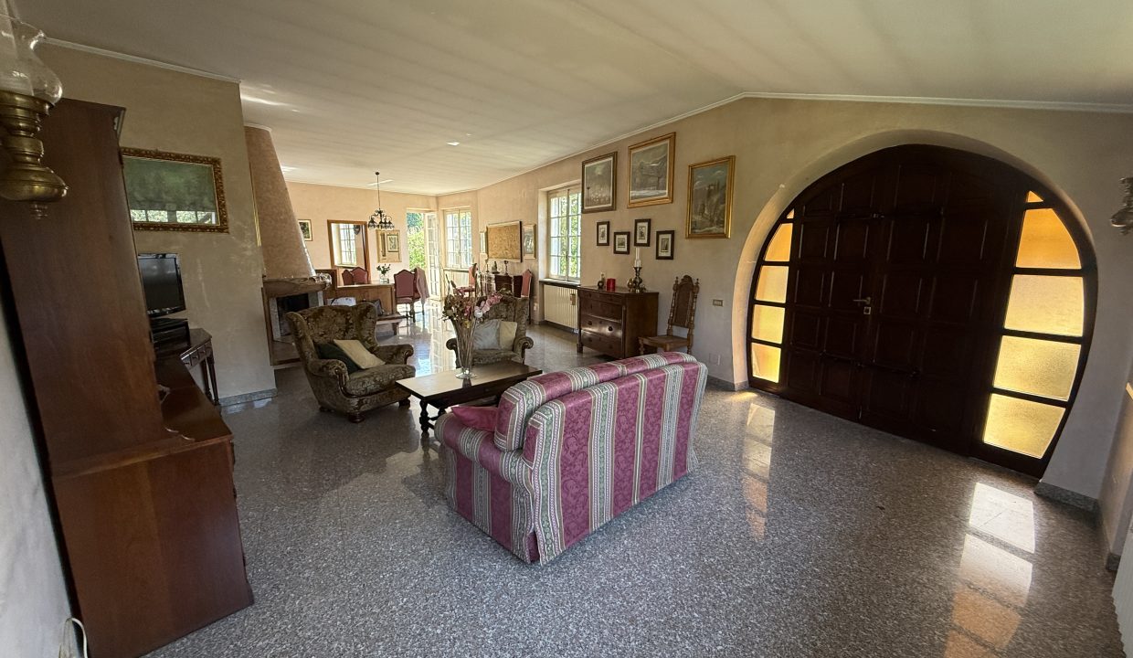 VILLA A MERATE CON GIARDINO 4