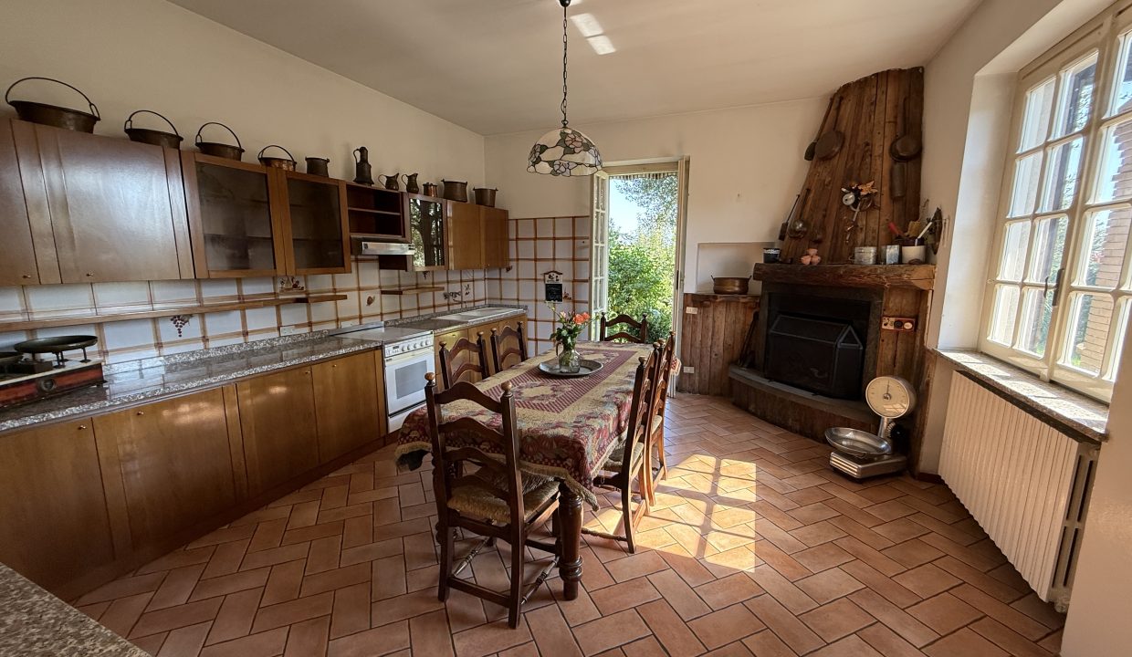 VILLA A MERATE CON GIARDINO 6