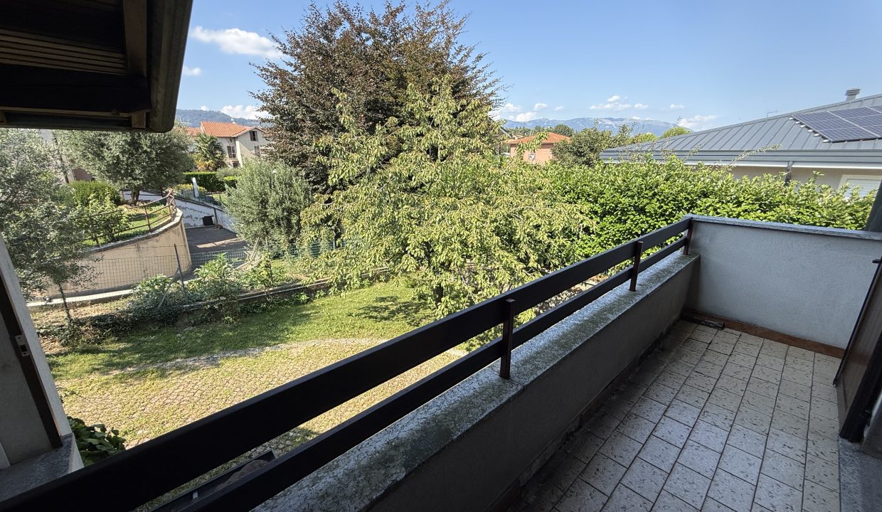 VILLA A MERATE CON GIARDINO 9