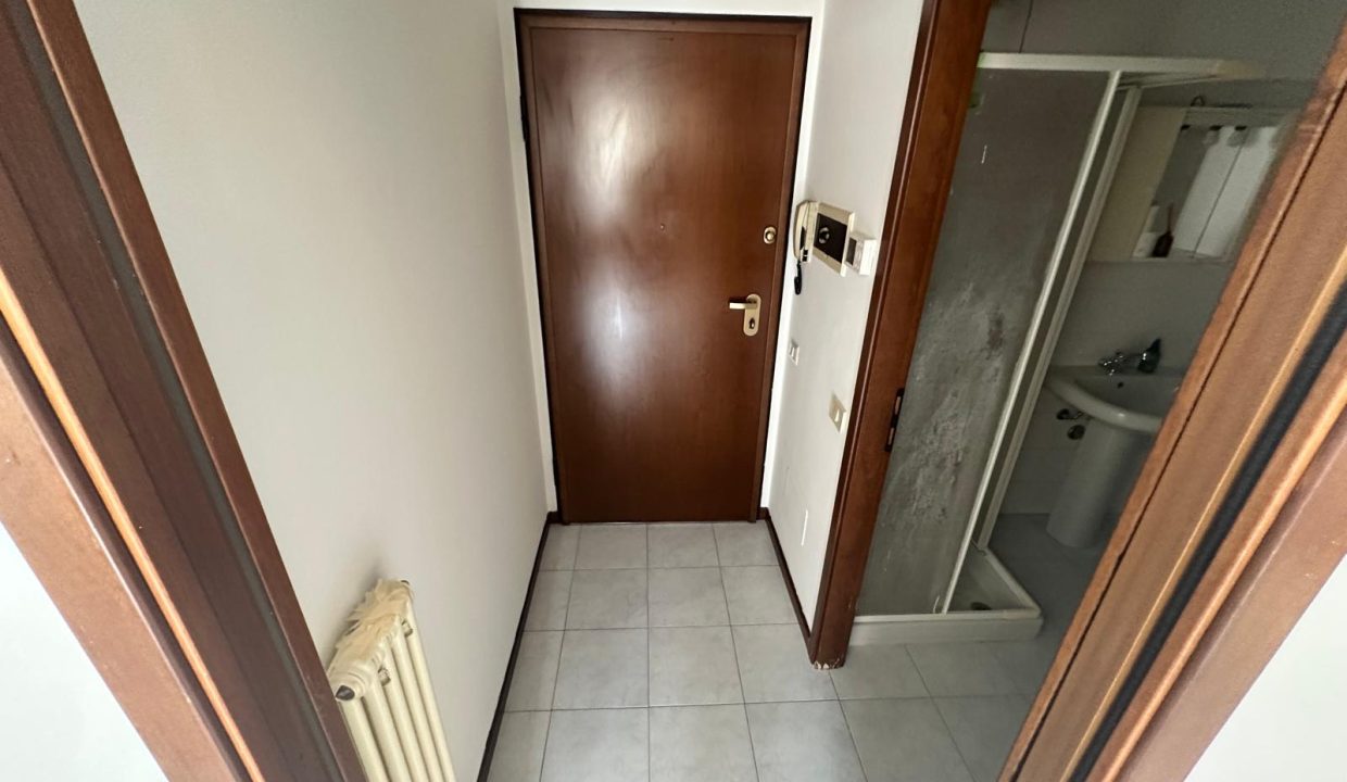 MONOLOCALE CON BALCONE (9)